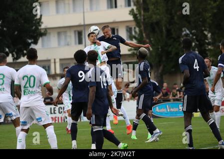 Thierry Larret / MAXPPP. Football. Match de préparation : Girondins de Bordeaux contre Association sportive de Saint-Etienne . Le 20 juillet 2022, Stade Municipal Louis Darragon, Vichy (03). Banque D'Images