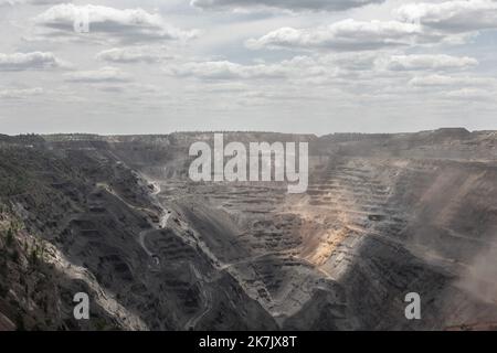 ©Sadak Souici / le Pictorium/MAXPPP - Kryvyi RHI 15/06/2022 Sadak Souici / le Pictorium - 15/6/2022 - Ukraine / Kryvyi RHI - dans la une des mines d'extraction de minerai de fer de Kryvyi RHI. A la production de l'acier, la production destinée aux usines locales a plonge. Mais le reste du marché mondial reste de la matière première, à ne pas le cours a flambe aux débuts de l'invasion. Come for the cereales and the acier, the productorers of minerai sont neanmoins confronts to chaos logistiques and a flama Bee des prix du transport. Ici aussi, la chasse sociale est importante. Dans l Banque D'Images