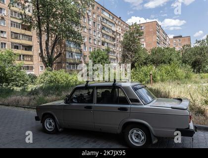 ©Sadak Souici / le Pictorium/MAXPPP - Kryvyi RHI 14/06/2022 Sadak Souici / le Pictorium - 14/6/2022 - Ukraine / Kryvyi RHI - dans une banlieue ouvriere de Kryvyi RHI. La ville, qui comptait 650 000 habitants avant la guerre, est aussi le site principal d'extraction de minerais du pays. Comme l'acier, le secteur minier traverse une tour de sécurité économique par le bloc naval russe en mer Noire. Dans le principal bastion industriel de l'Ukraine, les usines métallurgiques tournant au ralenti et licent leur salaire par milliers, tandis que la loi martiale a suspend une partie considérée Banque D'Images