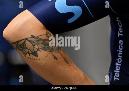 ©PHOTOPQR/L'EST REPUBLICAIN/ALEXANDRE MARCHI ; TROYES ; 27/07/2022 ; SPORT - CYCLISME - TOUR DE FRANCE FEMMES AVEC Z.... - 1 ERE EDITION - TDF FÉMINISN 2022 - ETAPE 4 - TROYES - BAR SUR AUBE - DÉPART. Troyes 27 juillet 2022. Le tatouage de la danoise Emma Cecilie NORSGAARD BJERG (Movistar Team Women). PHOTO Alexandre MARCHI. 4th étape de la nouvelle édition de la course cycliste Women's Tour de France, à 126,8 km entre Troyes et Bar-sur-Aube, dans l'est de la France, sur 27 juillet 2022. Banque D'Images