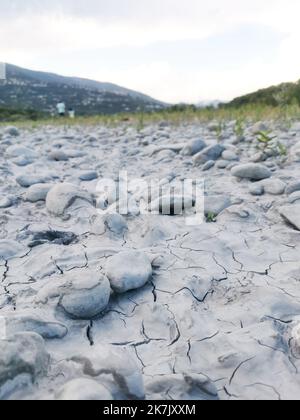 VaLC/Maxppp - Nice le 28/07/2022 - Sécheresse dans les Alpes Maritimes - les rives du fleuve le Var. Le 28 juillet, la préfecture a decidé la mise en place de nouvelles mesures jusqu'au 31 août. Le bassin de la Roya, Bévéra et côtiers Mentonnais ont été passés au stade de Cbrise. Sécheresse à Nice, au sud de la France, le 28th 2022 juillet. Des mesures s'intensifient pour lutter contre la sécheresse dans les Alpes-Maritimes. La préfecture des Alpes-Maritimes a placé le bassin côtier de Roya, Bevera et Menton au stade de crise. Ces mesures s'appliqueront jusqu'au 31 août pour lutter contre la sécheresse. Banque D'Images