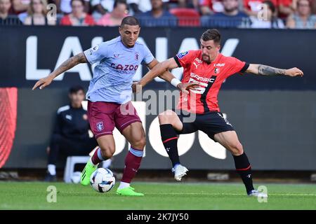 ©PHOTOPQR/Ouest FRANCE/Vincent MICHEL ; Rennes ; 30/07/2022 ; Football - match de préparation saison 2022/2023 - RENNES / ASTON VILLA Diego Carlos / Aston Villa et Baptiste Santamaria / Rennes photo Vincent Michel / Ouest-France rencontre de football amicale entre Stade Rennais et Aston Villa, au stade du parc Roazhon à Rennes, dans l'ouest de la France, sur 30 juillet 2022. Banque D'Images