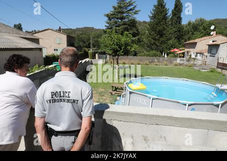 ©PHOTOPQR/LA PROVENCE/DUCLET Stéphane ; Saint-Martin-de-Bromes ; 01/08/2022 ; contrôle de la sécurité avec la police de l'environnement de l'office français de la biodiversité ( OFB ). - Saint Martin de Bromes, sud de la France, août 14st 2022 contrôle de la sécheresse avec la police environnementale du Bureau français de la biodiversité (OFB) qui vérifie si les restrictions à l'utilisation de l'eau sont respectées Banque D'Images