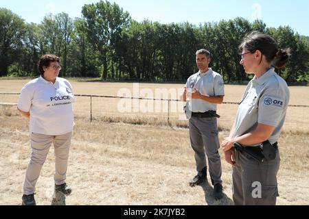 ©PHOTOPQR/LA PROVENCE/DUCLET Stéphane ; Saint-Martin-de-Bromes ; 01/08/2022 ; contrôle de la sécurité avec la police de l'environnement de l'office français de la biodiversité ( OFB ). - Saint Martin de Bromes, sud de la France, août 14st 2022 contrôle de la sécheresse avec la police environnementale du Bureau français de la biodiversité (OFB) qui vérifie si les restrictions à l'utilisation de l'eau sont respectées Banque D'Images