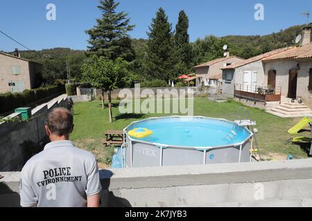 ©PHOTOPQR/LA PROVENCE/DUCLET Stéphane ; Saint-Martin-de-Bromes ; 01/08/2022 ; contrôle de la sécurité avec la police de l'environnement de l'office français de la biodiversité ( OFB ). - Saint Martin de Bromes, sud de la France, août 14st 2022 contrôle de la sécheresse avec la police environnementale du Bureau français de la biodiversité (OFB) qui vérifie si les restrictions à l'utilisation de l'eau sont respectées Banque D'Images