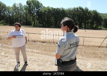 ©PHOTOPQR/LA PROVENCE/DUCLET Stéphane ; Saint-Martin-de-Bromes ; 01/08/2022 ; contrôle de la sécurité avec la police de l'environnement de l'office français de la biodiversité ( OFB ). - Saint Martin de Bromes, sud de la France, août 14st 2022 contrôle de la sécheresse avec la police environnementale du Bureau français de la biodiversité (OFB) qui vérifie si les restrictions à l'utilisation de l'eau sont respectées Banque D'Images