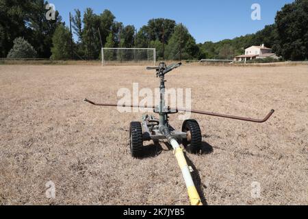 ©PHOTOPQR/LA PROVENCE/DUCLET Stéphane ; Saint-Martin-de-Bromes ; 01/08/2022 ; contrôle de la sécurité avec la police de l'environnement de l'office français de la biodiversité ( OFB ). Illustration de l'arret de l'arrodage sur un stade. - Saint Martin de Bromes, sud de la France, août 14st 2022 contrôle de la sécheresse avec la police environnementale du Bureau français de la biodiversité (OFB) qui vérifie si les restrictions à l'utilisation de l'eau sont respectées Banque D'Images