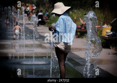 ©SERGE HAOUZI/MAXPPP - Nice les chapeaux sont un des accessoires de préférence des français en ete . En plus d'ajouter du peps a une tenue, un chapeau a peut complete etuement change un look. Une pression passer de simple a stylee simple en ajoutant un chapeau élégant. Si vous avez des commentaires porter un chapeau ou un commentaire avoir un bon look avec un chapeau, n hesite plus . En ete, vous pouvez avoir le feu vert pour vous retirer votre chapeau de soleil à grand bord. Les chapeaux a larges bords rentrant le port du chapeau en ete tellument amusant . Les chapeaux sont générales de couleur claire en ete . Bien Banque D'Images