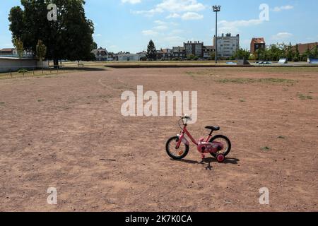 ©PHOTOPQR/VOIX DU NORD/Thierry Thorel ; 08/08/2022 ; Roubaix - le 8 aout 2022 : les terrains de foot sont asséqués par les forts chaleurs de cet ete - Roubaix, France, août 8th 2022 les terrains de football sont asséchés par la chaleur de cet été - Banque D'Images