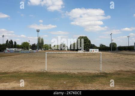 ©PHOTOPQR/VOIX DU NORD/Thierry Thorel ; 08/08/2022 ; Roubaix - le 8 aout 2022 : les terrains de foot sont asséqués par les forts chaleurs de cet ete - Roubaix, France, août 8th 2022 les terrains de football sont asséchés par la chaleur de cet été - Banque D'Images