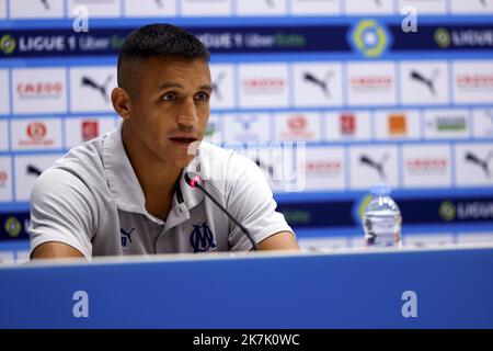 ©PHOTOPQR/LA PROVENCE/SPEICH Frédéric ; Marseille ; 10/08/2022 ; football : conférence de presse de présentation du nouveau joueur de l'Olympique de Marseille OM le Chili Alexis SANCHEZ au Stade Vélodrome Alexis Sanchez assiste à une conférence de presse après que l'Olympique de Marseille (OM) a annoncé sa signature au Stade Vélodrome de Marseille, dans le sud de la France, Sur 10 août 2022. Banque D'Images