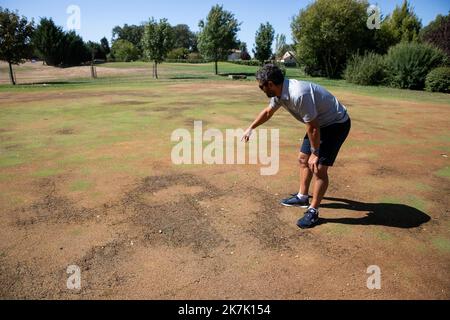 ©PHOTOPQR/LA NOUVELLE RÉPUBLIQUE/Mathieu Herduin mherduin ; POITIERS ; 10/08/2022 ; le golf de ligne Auxences le 10 aout 2022. Les terrains sont abimés par la secheresse. Photo NR Mathieu Herduin - ligne Auxences, France, août 10th 2022. Des greens de golf brûlés par la sécheresse historique en France Banque D'Images