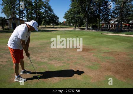 ©PHOTOPQR/LA NOUVELLE RÉPUBLIQUE/Mathieu Herduin mherduin ; POITIERS ; 10/08/2022 ; le golf de ligne Auxences le 10 aout 2022. Les terrains sont abimés par la secheresse. Photo NR Mathieu Herduin - ligne Auxences, France, août 10th 2022. Des greens de golf brûlés par la sécheresse historique en France Banque D'Images