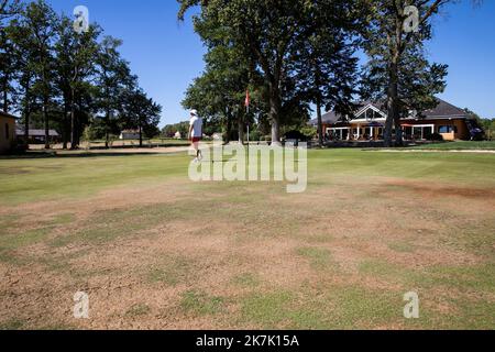 ©PHOTOPQR/LA NOUVELLE RÉPUBLIQUE/Mathieu Herduin mherduin ; POITIERS ; 10/08/2022 ; le golf de ligne Auxences le 10 aout 2022. Les terrains sont abimés par la secheresse. Photo NR Mathieu Herduin - ligne Auxences, France, août 10th 2022. Des greens de golf brûlés par la sécheresse historique en France Banque D'Images