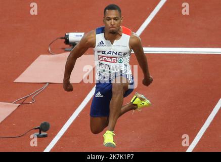 ©Laurent Lairys/MAXPPP - Jean Marc Pontvianne de France Triple saut masculin lors des Championnats européens d'athlétisme 2022 sur 15 août 2022 à Munich, Allemagne - photo Laurent Lairys / MAXPPP Banque D'Images