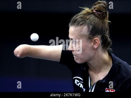 ©PHOTOPQR/l'ALSACE/Jean-Marc LOOS ; Munich ; 17/08/2022 ; Natalia Dorota Partyka (POL) au service lors du championnat d'Europe de tennis de table à Munich le 17 août 2022. Partyka est une des rares athlètes au monde à participer à la fois aux compilations classiques et handisports. Banque D'Images