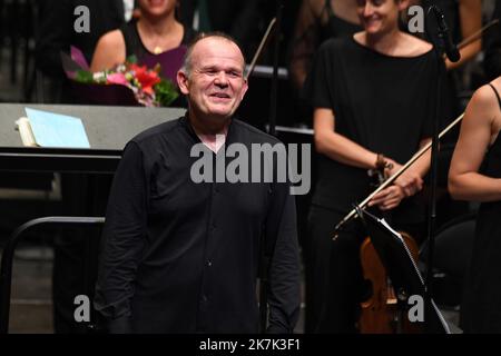 ©Mourad ALLILI/MAXPPP - 22/08/2022 la Cote Saint-André Isère le 22/08/2022 : la mezzo soprano Joyce DiDonato a fait passer le grand frisson sur l auditorium en interprétant une Cleopatre a la force dramatique intense. Avec l orchestre les siecles dirige par le chef d orchestre le Francais François-Xavier Roth, directeur musical de Cologne, sur la scène du festival Berlioz de la Côte Saint André en Isère - Festival Berlioz à la Côte Saint André, Isère, France 22 août 2022 avec Joyce DiDonato, La mezzo-soprano américaine et le chef français François-Xavier Roth Banque D'Images