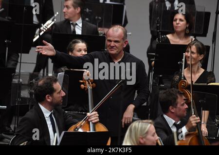 ©Mourad ALLILI/MAXPPP - 22/08/2022 la Cote Saint-André Isère le 22/08/2022 : la mezzo soprano Joyce DiDonato a fait passer le grand frisson sur l auditorium en interprétant une Cleopatre a la force dramatique intense. Avec l orchestre les siecles dirige par le chef d orchestre le Francais François-Xavier Roth, directeur musical de Cologne, sur la scène du festival Berlioz de la Côte Saint André en Isère - Festival Berlioz à la Côte Saint André, Isère, France 22 août 2022 avec Joyce DiDonato, La mezzo-soprano américaine et le chef français François-Xavier Roth Banque D'Images