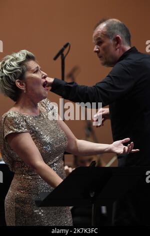 ©Mourad ALLILI/MAXPPP - 22/08/2022 la Cote Saint-André Isère le 22/08/2022 : la mezzo soprano Joyce DiDonato a fait passer le grand frisson sur l auditorium en interprétant une Cleopatre a la force dramatique intense. Avec l orchestre les siecles dirige par le chef d orchestre le Francais François-Xavier Roth, directeur musical de Cologne, sur la scène du festival Berlioz de la Côte Saint André en Isère - Festival Berlioz à la Côte Saint André, Isère, France 22 août 2022 avec Joyce DiDonato, La mezzo-soprano américaine et le chef français François-Xavier Roth Banque D'Images