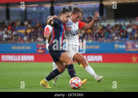 ©Manuel Blondau/AOP Press/MAXPPP - 23/08/2022 Barcelone Claudia Pina du FC Barcelone et Dona Spannapieco de Montpellier lors du match de football féminin du Trophée de la F.C. Barcelone et Montpellier HSC Women, sur 23 août 2022 à Estadi Johan Cruyff à Barcelone, Espagne. Banque D'Images