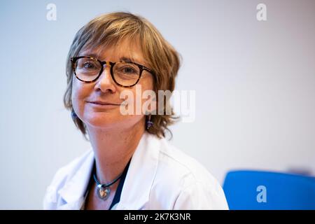 ©PHOTOPQR/VOIX DU NORD/JULIE SEBADELHA ; 23/08/2022 ; Bruxelles - 23/08/2022 - SANTE - DROITS - LGBTQ+ - PMA - FEMME - Dr Anne Delbaere, directrice de la clinique de la fertilite pose dans une salle de consultation Bruxelles a l hoppital Erasme. PHOTO JULIE SEBADELHA / LA VOIX DU NORD Bruxelles, Belgique, août 23rd 2022 Laboratoire de FIV à la clinique de fertilité de l'hôpital Erasmus à Bruxelles. Banque D'Images