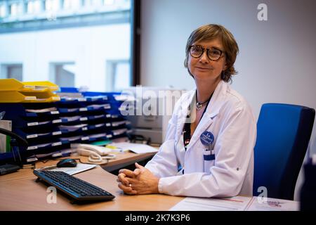 ©PHOTOPQR/VOIX DU NORD/JULIE SEBADELHA ; 23/08/2022 ; Bruxelles - 23/08/2022 - SANTE - DROITS - LGBTQ+ - PMA - FEMME - Dr Anne Delbaere, directrice de la clinique de la fertilite pose dans une salle de consultation Bruxelles a l hoppital Erasme. PHOTO JULIE SEBADELHA / LA VOIX DU NORD Bruxelles, Belgique, août 23rd 2022 Laboratoire de FIV à la clinique de fertilité de l'hôpital Erasmus à Bruxelles. Banque D'Images