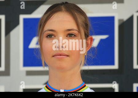 ©Pierre Teyssot/MAXPPP ; UCI 2022 coupe du monde de VTT à Commezzadura sur 4 septembre 2022. Finales Cross Country épreuves olympiques et podium, Line Burquier (FRA) © Pierre Teyssot / Maxppp Banque D'Images