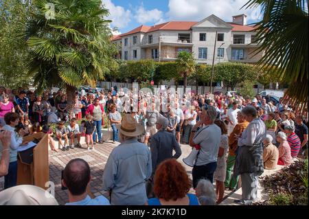 ©Laurent Pailler / le Pictorium / MAXPPP - Vaires-sur-Marne 05/09/2022 Laurent Pailler / le Pictorium - 5/9/2022 - France / Ile-de-France / Vaires-sur-Marne - A l'appel d'une association écologiste et citoyenne, la population de Vaires-sur-Marne, commune d'Ile-de-France S'est assemblé ce samedi 3 septembre pour le protester contre un projet d'entrée de 25000m2 pouvant contenir 500 tonnes de matieres combustibles entre le collège de la ville, des réservoirs de carburant de la centrale électrique et une zone mixte classee Natura 2000. Le choix d'organisateur l'enquête publique du projet du 4 juillet au 1E Banque D'Images