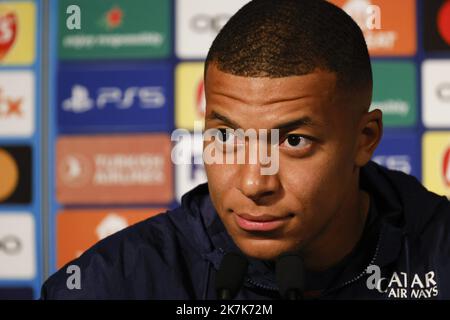 ©PHOTOPQR/LE PARISIEN/olivier corsan ; Paris ; 05/09/2022 ; Paris, France, le 5 septembre 2022. Conférence de presse de Kylian Mbappé (survêtement) et Christophe Galtier (polo blanc) au Parc des Princes avant la rencontre qui oppposera leur club, le Paris Saint-Germain PSG, à la Juventus de Turin en ligue des Champions ou photo de la Ligue des Champions : LP /Olivier Corsan - Conférence de presse du PSG avant le match de ligue des champions contre Juventus Banque D'Images