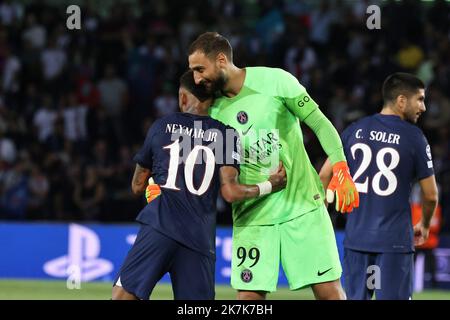 ©PHOTOPQR/LE PARISIEN/Fred Dugit ; Paris ; 06/09/2022 ; Parc des sports des princes (Paris XVIe), le 06 septembre 2022 Paris Saint Germain-Juventus de Turin Ligue des champions Joie de Neymar et du gardien de but du PSG, Gianluigi Donnarumma à la fin du match photo Champions / Fred Dugit Banque D'Images