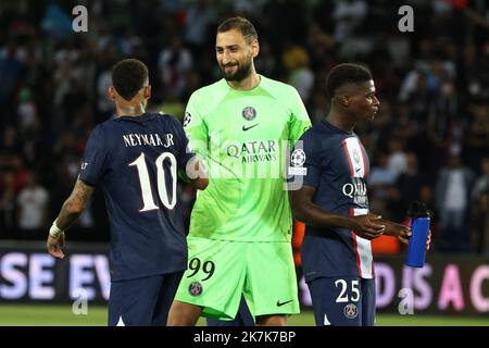 ©PHOTOPQR/LE PARISIEN/Fred Dugit ; Paris ; 06/09/2022 ; Sports Parc des princes (Paris XVIe), le 06 septembre 2022 Paris Saint Germain-Juventus de Turin Ligue des champions joie du gardien de but du PSG, Gianluigi Donnarumma, de Neymar et de Nuno Mendes à la fin du match photo LP / Fred Dugit CHAMPIONS LEAGUE Banque D'Images