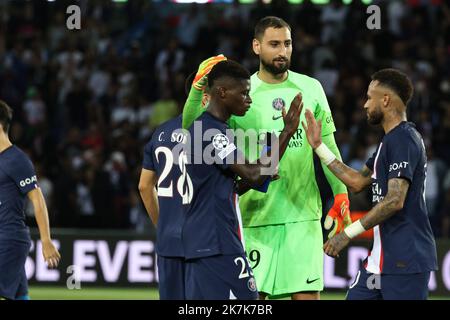 ©PHOTOPQR/LE PARISIEN/Fred Dugit ; Paris ; 06/09/2022 ; Parc des sports des princes (Paris XVIe), le 06 septembre 2022 Paris Saint Germain-Juventus de Turin Ligue des champions Nuno Mendes, le gardien de mais Gianluigi Donnarumma et Neymar à la fin du match photo CHAMPIONS / Fred Dugit Ligue des champions LP Banque D'Images