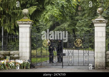 ©PHOTOPQR/LE PARISIEN/ARNAUD DUMONTIER ; Paris ; 09/09/2022 ; Royaume-Uni - Ecosse - Château de Balmoral - Vendredi 9 septembre 2022 les gens sont venus transporter des fleurs aux grilles du Château de Balmoral où est décedé la Reine d'Angleterre Elizabeth II le jeudi 8 septembre 2022. © Arnaud Dumontier pour le Parisien Château Balmoral - Vendredi 9th septembre 2022 les gens sont venus apporter des fleurs aux portes du Château Balmoral où la reine Élisabeth II d'Angleterre est décédée jeudi 8 septembre 2022. Banque D'Images