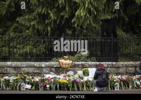 ©PHOTOPQR/LE PARISIEN/ARNAUD DUMONTIER ; Paris ; 09/09/2022 ; Royaume-Uni - Ecosse - Château de Balmoral - Vendredi 9 septembre 2022 les gens sont venus transporter des fleurs aux grilles du Château de Balmoral où est décedé la Reine d'Angleterre Elizabeth II le jeudi 8 septembre 2022. © Arnaud Dumontier pour le Parisien Château Balmoral - Vendredi 9th septembre 2022 les gens sont venus apporter des fleurs aux portes du Château Balmoral où la reine Élisabeth II d'Angleterre est décédée jeudi 8 septembre 2022. Banque D'Images