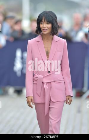 ©FRANCK CASTEL/MAXPPP - 20140003 inauguration de la cabine de plage de Thandiwe Newton. DEAUVILLE, FRANCE - SEPTEMBRE 04 Thandiwe Newton assiste à un photocall lors du Festival américain du film de Deauville sur 06 septembre 2022 47th à Deauville, France. Banque D'Images