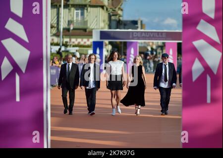 ©FRANCK CASTEL/MAXPPP - 20140003 DEAUVILLE, FRANCE - SEPTEMBRE 10 le jury assiste à la cérémonie de clôture du Festival américain du film de Deauville sur 10 septembre 2022 48th à Deauville, France. Banque D'Images