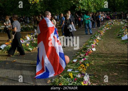 ©Julien Mattia / le Pictorium / MAXPPP - Londres 13/09/2022 Julien Mattia / le Pictorium - 13/9/2022 - Royaume-Uni / Londres / Londres - Un parc vert les hommages fleuris continuent, a Londres, le 12 septembre 2022 / 13/9/2022 - Royaume-Uni / Londres / Londres - dans Green Park les hommages continuent, à Londres, 12 septembre 2022 Banque D'Images