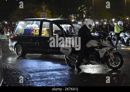 ©Julien Mattia / le Pictorium / MAXPPP - Londres 13/09/2022 Julien Mattia / le Pictorium - 13/9/2022 - Royaume-Uni / Londres / Londres - Arrivee du cercueil de la Reine Elisabeth II a Buckingham Palace a Londres. / 13/9/2022 - Royaume-Uni / Londres / Londres - arrivée du cercueil de la reine Elizabeth II au palais de Buckingham à Londres. Banque D'Images