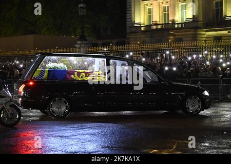 ©Julien Mattia / le Pictorium / MAXPPP - Londres 13/09/2022 Julien Mattia / le Pictorium - 13/9/2022 - Royaume-Uni / Londres / Londres - Arrivee du cercueil de la Reine Elisabeth II a Buckingham Palace a Londres. / 13/9/2022 - Royaume-Uni / Londres / Londres - arrivée du cercueil de la reine Elizabeth II au palais de Buckingham à Londres. Banque D'Images