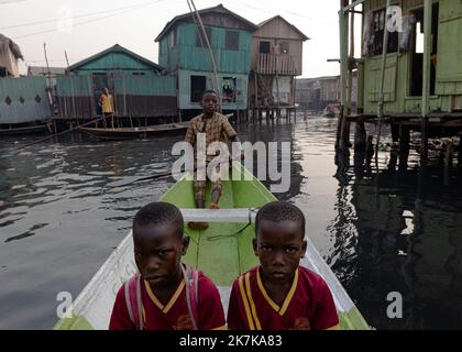 ©Sadak Souici / le Pictorium/MAXPPP - Lagos 20/01/2022 Sadak Souici / le Pictorium - 20/1/2022 - Nigeria / Lagos - une pirogue de ramassage scolaire dans le bigonville de Makoko, a Lagos. Makoko, Lagos, 20/01/2022 / 20/1/2022 - Nigeria / Lagos - Un dugout de ramassage scolaire dans le bidonville de Makoko, Lagos. Makoko, Lagos, 20/01/2022 Banque D'Images