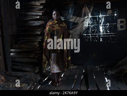 ©Sadak Souici / le Pictorium/MAXPPP - Lagos 26/01/2022 Sadak Souici / le Pictorium - 26/1/2022 - Nigeria / Lagos - Felicienne fumeuse de poisson est la fille de Marceline. Makoko, Lagos, 26/01/2022 / 26/1/2022 - Nigeria / Lagos - Felicienne, fumeur de poisson, est la fille de Marceline. Makoko, Lagos, 26/01/2022 Banque D'Images