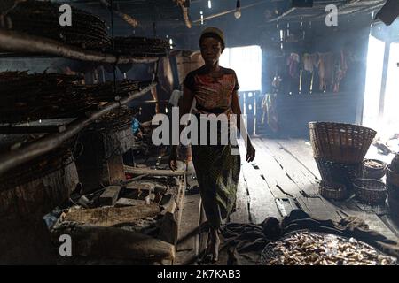 ©Sadak Souici / le Pictorium/MAXPPP - Lagos 26/01/2022 Sadak Souici / le Pictorium - 26/1/2022 - Nigeria / Lagos - Riz, haricots, farine, huile.tout ce que nous consommons un triple ou quadruple ces derniers mois, s'alarme Marceline, une simple de famille, Lagos, six makenfants, 26/01/2022 / 26/1/2022 - Nigeria / Lagos - riz, haricots, farine, huile... tout ce que nous consommons a triplé ou quadruplé ces derniers mois », explique Marceline, une mère de six enfants. Banque D'Images