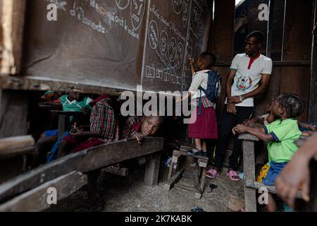 ©Sadak Souici / le Pictorium/MAXPPP - Lagos 20/01/2022 Sadak Souici / le Pictorium - 20/1/2022 - Nigeria / Lagos - l'Etat nigérian est totalement absent du biponville. Les habitants ont un système scolaire avec les moiens du bord. Makoko, Lagos, 20/01/2022 / 20/1/2022 - Nigeria / Lagos - l'Etat nigérian est complètement absent du bidonville. Les habitants devaient créer un système scolaire avec les moyens à portée de main. Makoko, Lagos, 20/01/2022 Banque D'Images