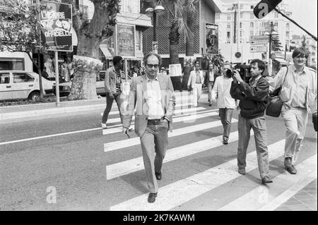 TONY HAGE/Tony Hage/MAXPPP - le 13/09 le réalisateur Jean-Luc Godard est mort à l'âge de 91 ans ARCHIVES le 13/09 le réalisateur Jean-Luc Godard est mort à l'âge de 91 ans ARCHIVES le réalisateur de film New Wave Jean-Luc Godard est décédé AT91 FICHIERS CANNES FRANCE 1985 ; TONY HAGE/MAXPPP. CANNES 05,1985. Le réalisateur franco-suisse Jean-Luc Godard au fésmal de Cannes. CANNES 05,1985. Le réalisateur franco-suisse Jean-Luc Godard au festival de Cannes. Banque D'Images