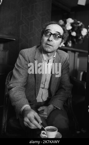 TONY HAGE/Tony Hage/MAXPPP - le 13/09 le réalisateur Jean-Luc Godard est mort à l'âge de 91 ans ARCHIVES le 13/09 le réalisateur Jean-Luc Godard est mort à l'âge de 91 ans ARCHIVES le réalisateur de film New Wave Jean-Luc Godard est décédé AT91 FICHIERS CANNES FRANCE 1985 ; TONY HAGE/MAXPPP. CANNES 05,1985. Le réalisateur franco-suisse Jean-Luc Godard au fésmal de Cannes. CANNES 05,1985. Le réalisateur franco-suisse Jean-Luc Godard au festival de Cannes. Banque D'Images