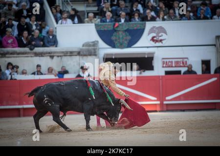 ©JEANCLAUDE.AZRIA/WORLDPICTURES/MAXPPP ; 18 SEPTEMBRE 2022 / NÎMES / GARD / FRANCE / ARENES DE NÎMES / FERIA DES VENDANGES / CORRIDA / PACO URENA Banque D'Images