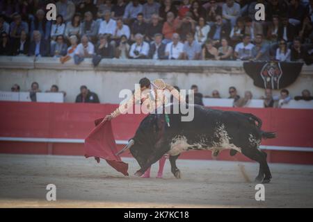 ©JEANCLAUDE.AZRIA/WORLDPICTURES/MAXPPP ; 18 SEPTEMBRE 2022 / NÎMES / GARD / FRANCE / ARENES DE NÎMES / FERIA DES VENDANGES / CORRIDA / PACO URENA Banque D'Images