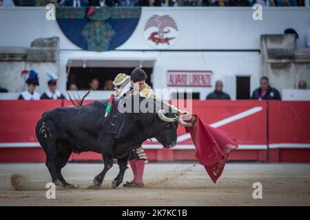 ©JEANCLAUDE.AZRIA/WORLDPICTURES/MAXPPP ; 18 SEPTEMBRE 2022 / NÎMES / GARD / FRANCE / ARENES DE NÎMES / FERIA DES VENDANGES / CORRIDA / ALVARO LORENZO Banque D'Images