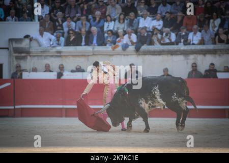 ©JEANCLAUDE.AZRIA/WORLDPICTURES/MAXPPP ; 18 SEPTEMBRE 2022 / NÎMES / GARD / FRANCE / ARENES DE NÎMES / FERIA DES VENDANGES / CORRIDA / PACO URENA Banque D'Images