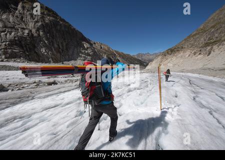 ©PHOTOPQR/OUEST FRANCE/DAVID ADEMAS / OUEST-FRANCE ; CHAMONIX MONT-BLANC ; 12/09/2022 ; des chercheurs glaciologiques de l’institut des géociences de Grenoble implantent des mises d’ablation le 12 septembre 2022 sur le glacier : la Mer de glace à Mont-blanc ( haute-Savoie ) Chamonix . Sous forme de piquets en bois ces bautes sont impartis à 10 m de profondeur dans la glace ce qui laisse de mesurer la fonte à partir de leur lueur. La position de ces bauises est mise en place par les ailleurs de calcul de la vitesse d’écoulement du glacier . Ces résultats sont effectués à une fréquence de 4 à 5 fois par Banque D'Images